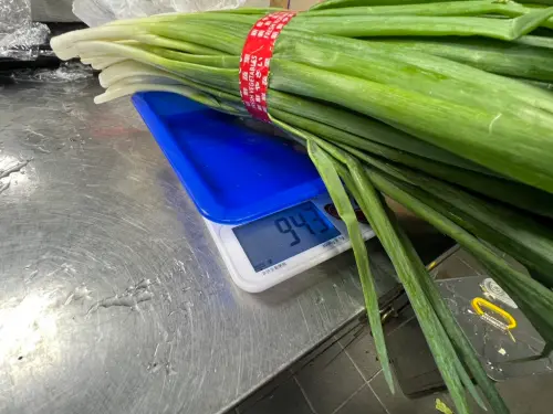 ▲台北市衛生局昨（25）日公布1-2月生鮮蔬果殘留農藥抽驗結果，青蔥也有一件不符合規定。（圖／台北市衛生局提供https://health.gov.taipei/）