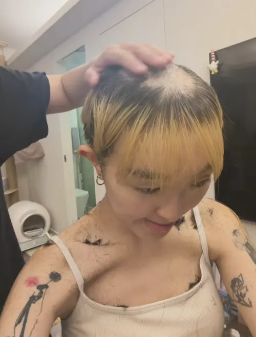 ▲YTR曉欣因抗癌而剃掉頭髮，每天戴假髮外出，她幽默說自己現在是百變小欣，每天更換造型。（圖／翻攝自曉欣IG@hhiuyyan）