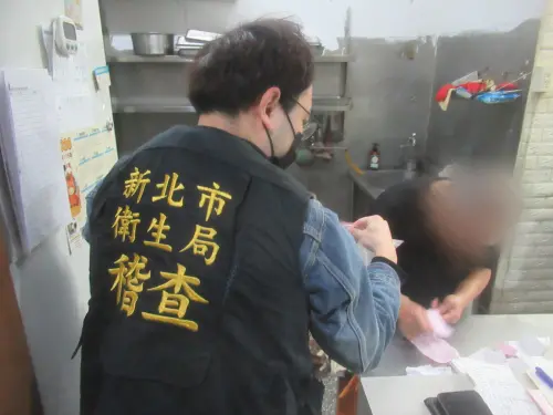▲清明節將至，新北市衛生局到餐廳抽驗食品安全。（圖／新北市衛生局提供）
