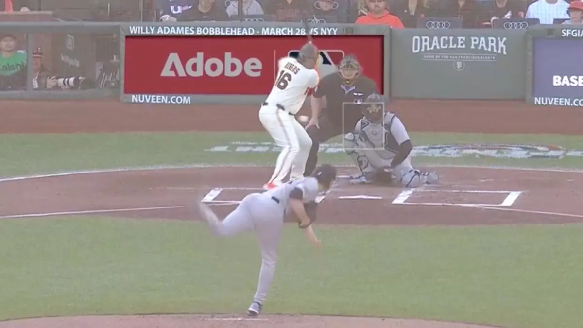 ▲今年的MLB美國職棒大聯盟（Major League Baseball）開幕戰在舊金山巨人主場甲骨文球場舉行，Netflix為了增加商業收益，在本壘板後方的擋網處使用了全息投影式的數位疊加廣告。（圖／翻攝自Jack Oliver X）