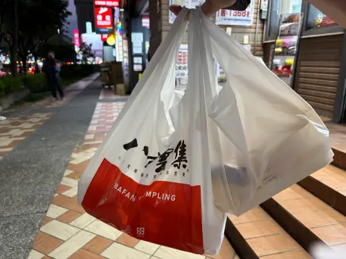 ▲隨著原料供應受國際情勢影響，塑膠袋使用習慣恐被迫改變，消費與環保議題同步升溫。（示意圖／記者徐銘穗攝）