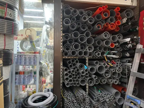 ▲振宇五金指出，塑膠水管、PVC 水管等用品，近期原料端漲幅約達 20% 至 30%。（圖／記者徐銘穗攝）