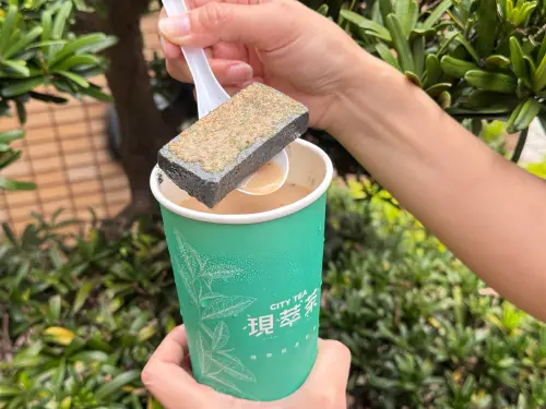 ▲「這不是豬血糕 芝麻風味奶茶」雖然外表相當衝擊，不過實際上芝麻奶磚超級香濃。（圖／記者鍾怡婷攝）