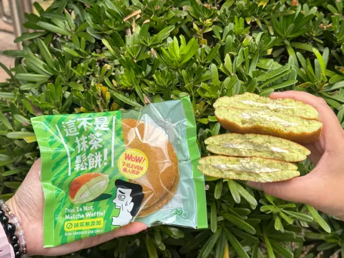 ▲「這不是抹茶鬆餅」這款綠色的甜點不是抹茶口味！香甜鬆餅皮搭配芥末奶霜。（圖／記者鍾怡婷攝）