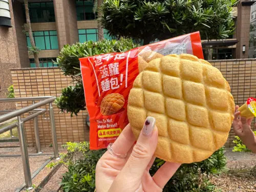 ▲「這不是菠蘿麵包」酥脆餅乾口感，同時保有菠蘿麵包格子狀酥皮可愛造型，多款愚人節限定販售鮮食。（圖／記者鍾怡婷攝）