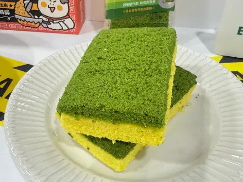 ▲擬真「菜瓜布」及「這不是香菜豬血糕」蛋糕，主打看起來像整人，但實際很美味。（圖／記者鍾怡婷攝）