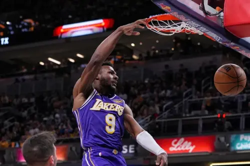 影／湖人太子發威！布朗尼劈扣1表情超像詹皇　教頭、唐西奇說讚