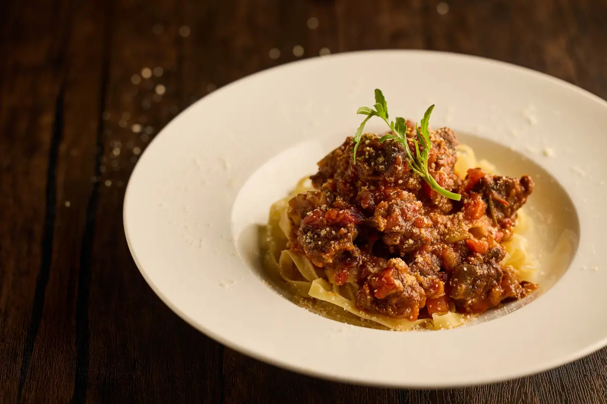 ▲到誠品生活松菸消費的發票，只要達到滿額，到誠品行旅兩餐廳吃飯享有平日晚間套餐「四人同行一人免費」，圖為The Chapter 的主菜「拿坡里風味牛肉丁醬寬板麵條」。（圖／誠品行旅提供 www.eslitehotel.com）
