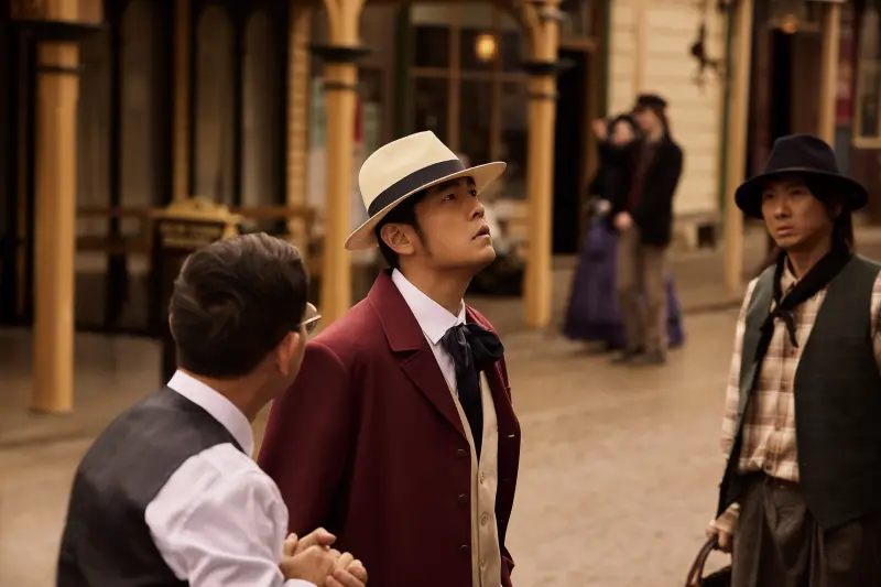 周杰倫《太陽之子》2天暴衝218萬張！〈淘金小鎮〉MV先上車後補票