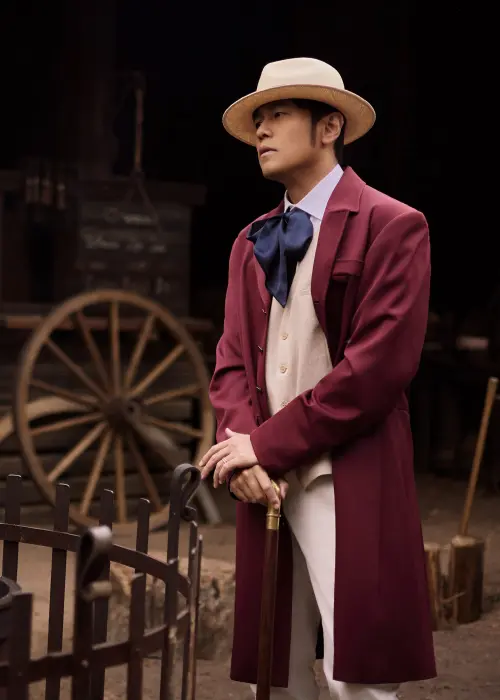 ▲周杰倫在最新上線的歌曲〈淘金小鎮〉MV裡，飾演一名探長，要揪出藏黃金的兇手。（圖／杰威爾音樂提供）