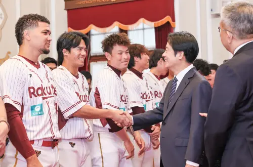 ▲總統賴清德（右）今日接見中職衛冕軍樂天桃猿，特別點名桃猿老將林智平。（圖／中職提供,2026.3.26）