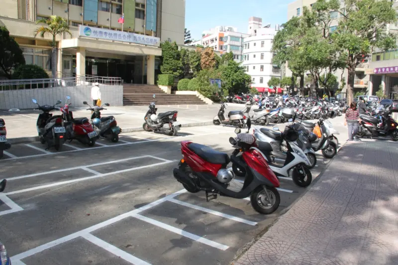 大重機4月能停機車格了！台北收兩倍　桃園「1規定」被讚爆：太佛