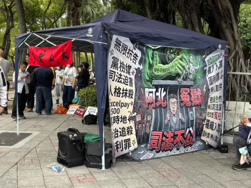 直擊／小草舉布條集結了！柯文哲宣判將出爐　北院外最新畫面曝光