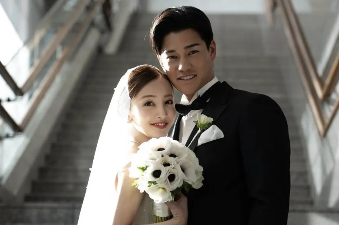 ▲前AKB48成員板野友美（左）和棒球球星高橋奎二（右）結婚後，近日登上節目分享現在一家住在月租200萬的豪宅中，坦言壓力很大讓自己有些憂鬱，掀起熱議。（圖／IG@tomo.i_0703）