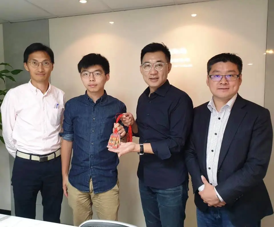 ▲立法院副院長江啟臣（右2）2019年曾和香港社運人士黃之鋒（左2）合照。（圖／取自江啟臣臉書）