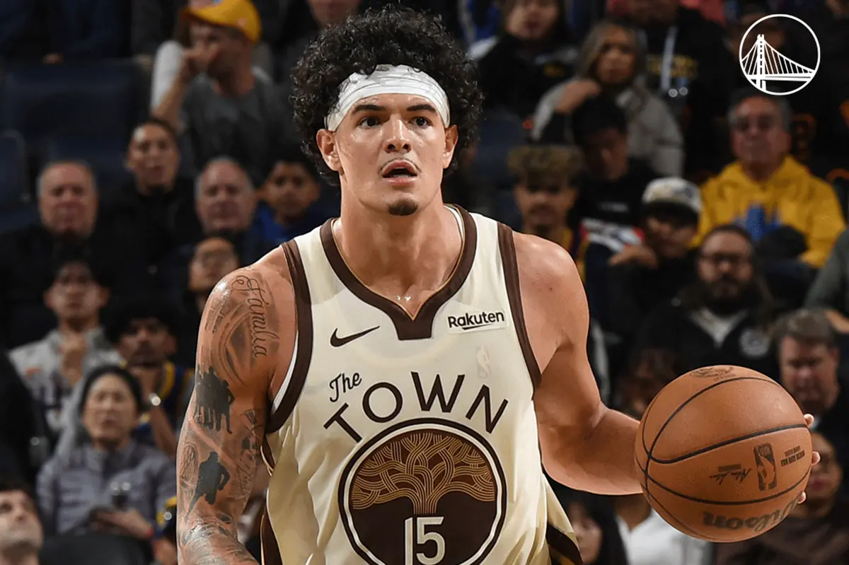 ▲勇士總教練科爾（Steve Kerr）賽後特別點桑托斯（Gui Santos），稱讚他已進化為球隊目前的「最強組織核心」，並對陣中傷兵的復出進度給出明確標準。（圖／美聯社／達志影像）