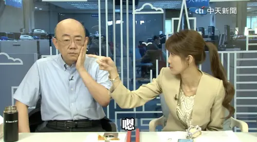 ▲郭正亮（左）登上《大新聞大爆卦》突發眼歪嘴斜，引發觀眾關心。（圖／翻攝自中天新聞）