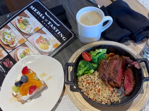 ▲《NOWNEWS今日新聞》記者開箱試吃「嫩煎牛排」，真實口感曝光。（圖／記者蕭涵云攝）