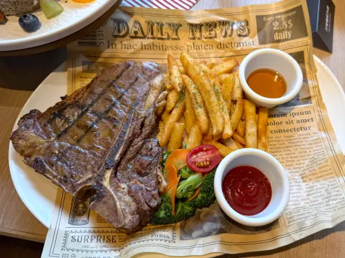 ▲傑克兄弟牛排「丁骨牛排」2880元，需提前預訂。（圖／記者蕭涵云攝）