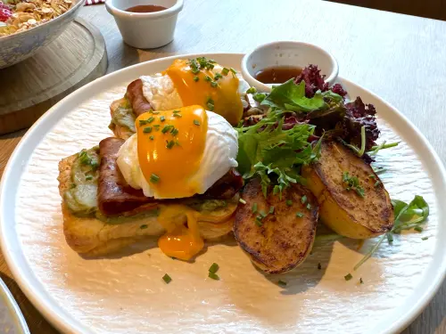 ▲早午餐「班尼迪克蛋」318元起。（圖／記者蕭涵云攝）