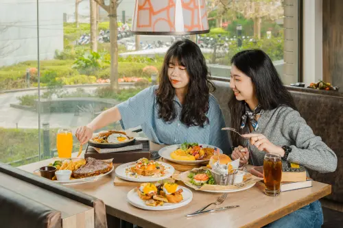 ▲傑克兄弟牛排台北信義店，大片玻璃窗採光極佳。（圖／路易莎集團提供）