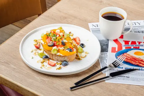 ▲最超值早午餐「瑞可塔吐司」198元，附美式咖啡、紅茶、果汁，熱美式無限續杯喝到飽。（圖／路易莎集團提供）