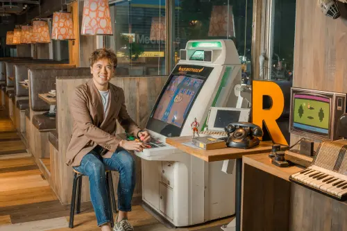 ▲傑克兄弟牛排台北信義店內，有一台古老大型電玩遊戲機。（圖／路易莎集團提供）