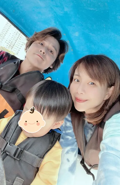 ▲秦綾謙（右）和廖科溢（左）育有1子，經常在粉專分享一家三口的幸福日常，羨煞外界。（圖／秦綾謙Donut & Yumi臉書）