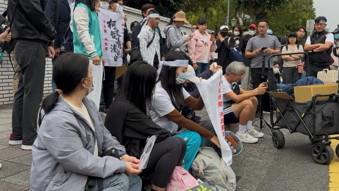 ▲前民眾黨主席柯文哲一審遭判有期徒刑17年、褫奪公權6年，北院外小草情緒激動。（圖／記者鍾昀軒攝影）