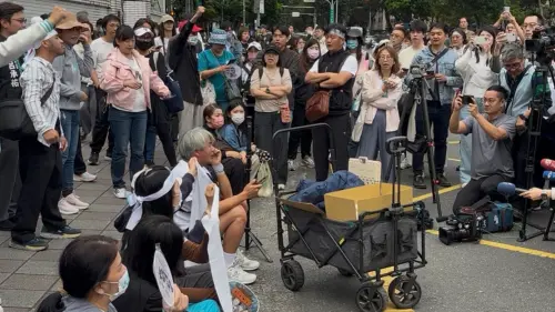 ▲台北地院外不少小草聽到判決結果後難以接受，忍不住崩潰落淚。（圖／記者鍾昀軒攝影）