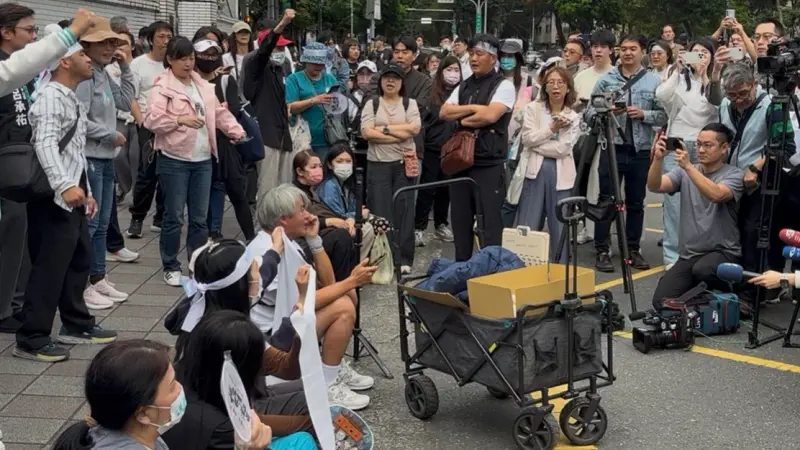    ▲台北地院外不少小草聽到判決結果後難以接受，忍不住崩潰落淚。（圖／記者鍾昀軒攝影）  
