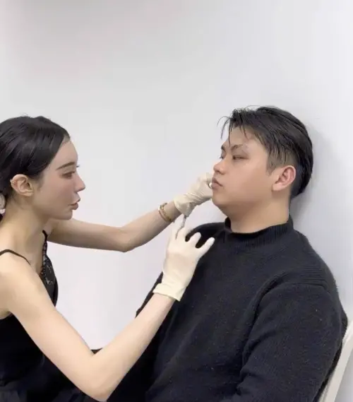 ▲吳蕾幫客人施打肉毒桿菌影片網路瘋傳。（圖／Threads@rain_tsai）