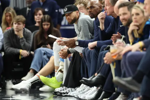 ▲養傷中的當家球星史蒂芬·柯瑞（Stephen Curry）透過影片向全場喊話：「600場連續售罄，讓我們把這個紀錄延續下去，讓勇士國度繼續生機勃勃！」（圖／美聯社／達志影像）