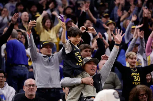 ▲王朝最美好的部分，或許不是那些高高掛起的冠軍錦旗，而是這14年來，無論巔峰或低谷，這1100萬人次始終願意走進球場，與球隊站在一起。（圖／美聯社／達志影像）