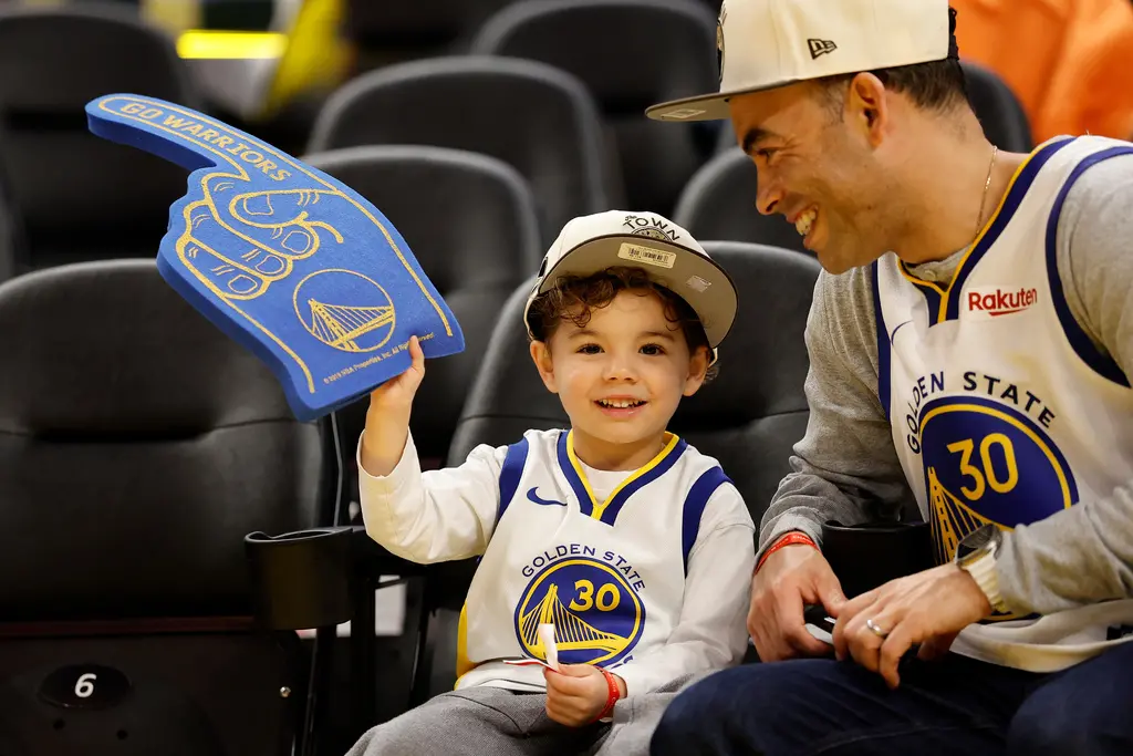 ▲當地時間周三夜晚（台灣時間3月26日），舊金山大通中心（Chase Center）迎來了一個浸透著歲月重量的歷史性時刻。隨著金州勇士隊與布魯克林籃網隊的比賽正式開打，勇士隊達成了一項傲人的里程碑——主場連續600場比賽門票售罄。（圖／美聯社／達志影像）