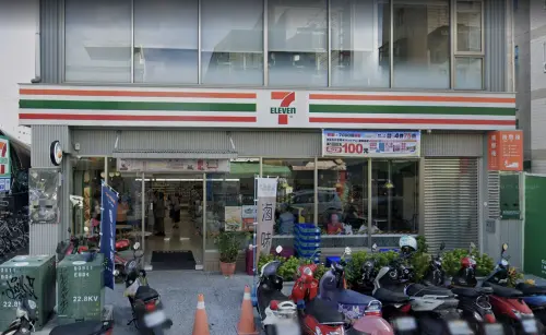 ▲高雄市三民區7-11後驛門市，有幸運兒花費190元抱回200萬特獎。（圖／翻攝自Google Maps）