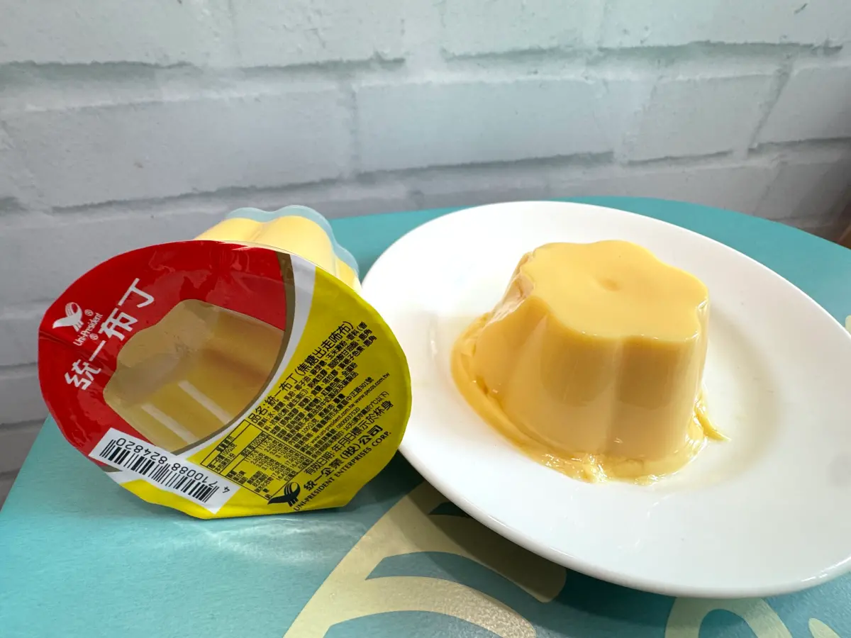 ▲7-11「統一布丁 焦糖出走咘布」開箱試吃，跟經典款差異曝光，主要就是經典款中黃色布丁的味道，最大超別就是把焦糖拿掉。（圖／記者鍾怡婷攝）