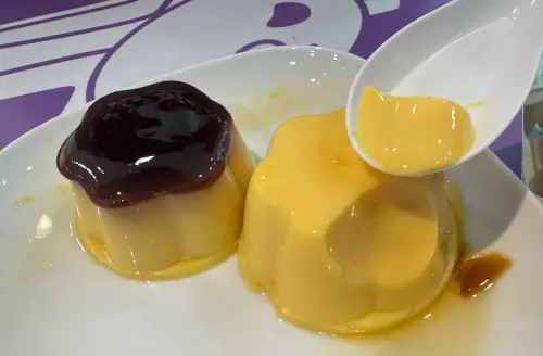 ▲經典款統一布丁售價12元（圖左），限定版「焦糖出走咘布」售價18元（圖右）。（圖／記者鍾怡婷攝）