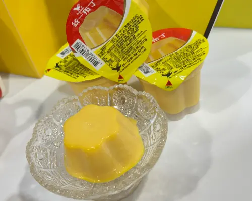 ▲統一布丁 焦糖出走咘布」，實際吃起來與經典款統一布丁差異不大。（圖／記者鍾怡婷攝）