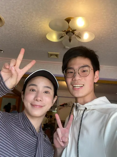 ▲網友返鄉掃墓才得知與演員温貞菱（左）為親戚關係。（圖／網友zfrm20_ycwen、温貞菱授權提供）