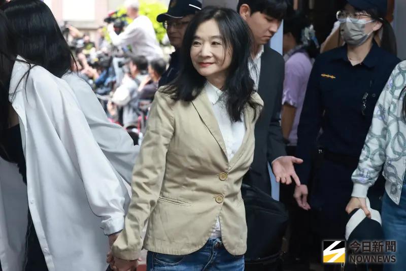    ▲ 應曉薇得知加保3000萬元後情緒崩潰，表示不要讓自己和媽媽「生離死別」。（圖／記者葉政勳攝）  