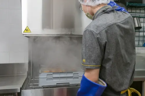 ▲員工在設備前進行清潔工作。定期清潔冷鏈設備是維持食品品質的重要措施。（圖／麥當勞提供）