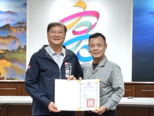 ▲高雄市政府勞工局召開勞工自治委員會第3屆第5次會議，會中由勞工局局長江健興(左)代表市長陳其邁頒發新聘委員聘書給中鋼企業工會理事長楊乙記(右)。(圖／高雄市政府勞工局提供)