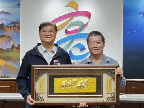 ▲高雄市政府勞工局召開勞工自治委員會第3屆第5次會議，會中由勞工局局長江健興(左)代表市長陳其邁致贈感謝匾額給中鋼企業工會卸任理事長陳春生(右)，以感謝其長期投入高雄市工會事務及公益服務，持續關懷弱勢勞工家庭，貢獻卓著。(圖／高雄市政府勞工局提供)