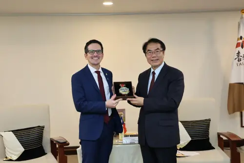▲ 台南市長黃偉哲致贈劍獅掛飾給訪問團長莫耿傑。（圖／南市府提供）