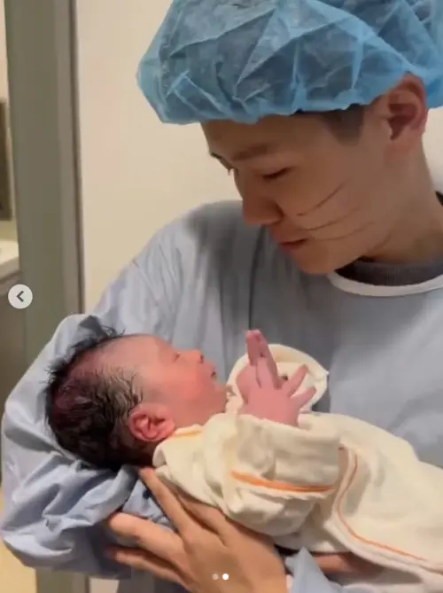 ▲林嘉珍（如圖）抱著寶寶感動不已。（圖／翻攝自林嘉珍IG＠nikenikelin）