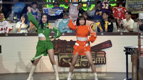 ▲斐棋（右）、君白（左）加入《真料理兩鍋論》主持群。（圖／麥卡貝提供）