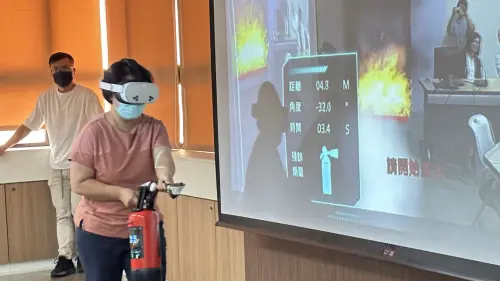 ▲體驗在火場裡滅火。（圖／高市府社會局提供）