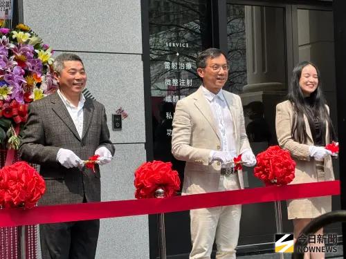 ▲澳司穆特磁磚地板旗鑑店今天開幕，吸引許多建商參觀並表達高度興趣。(圖／記者金武鳳攝，2026.3.26)