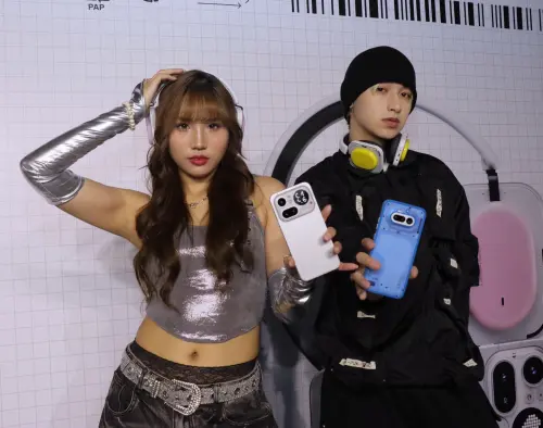 跟三星拚！Nothing Phone(4a) 挑戰140倍變焦、超長續航耳機亮相